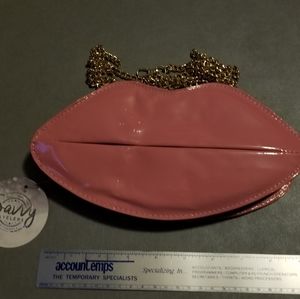 Savvy Travelers lips purse
